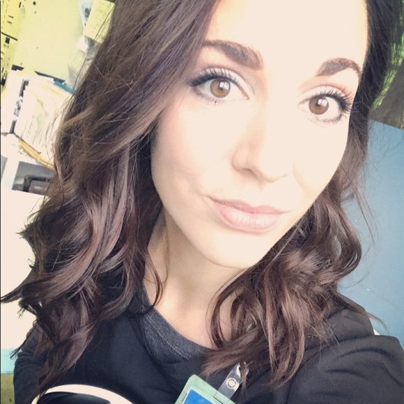 Meet your Posher, Candice - Picture 1 of 2